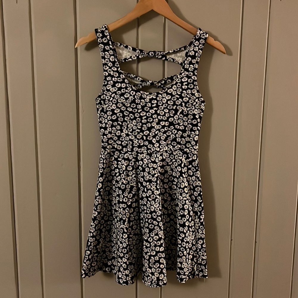 Cute Forever 21 black and white floral print skater dress
